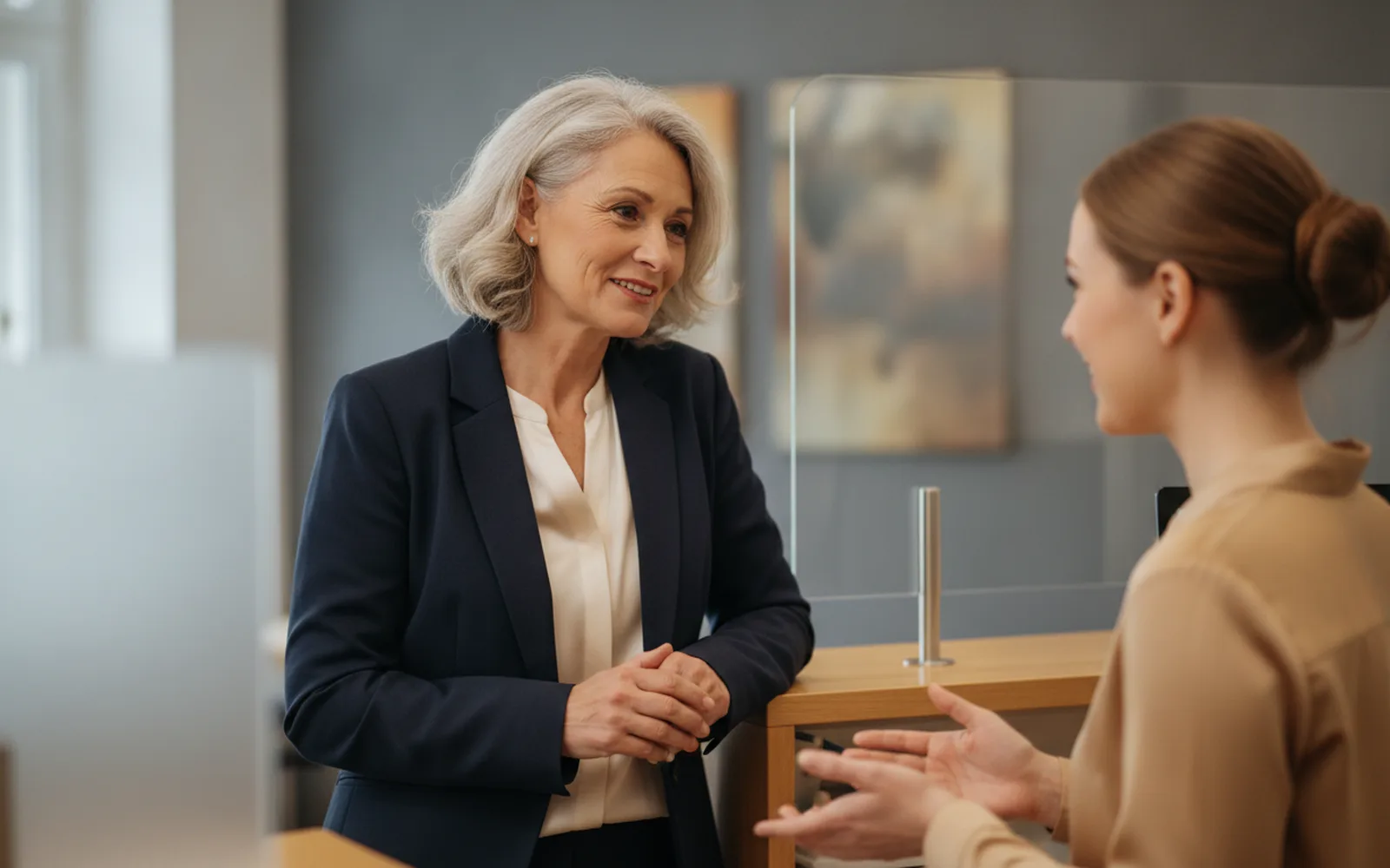Frau im Gespräch in einer modernen Bankfiliale