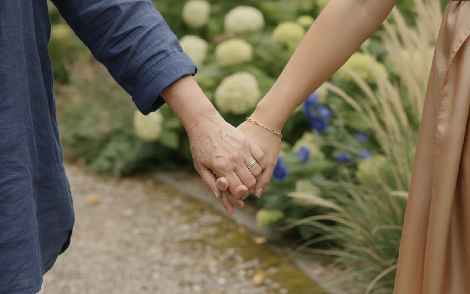 Tante und Nichte im Garten: Details