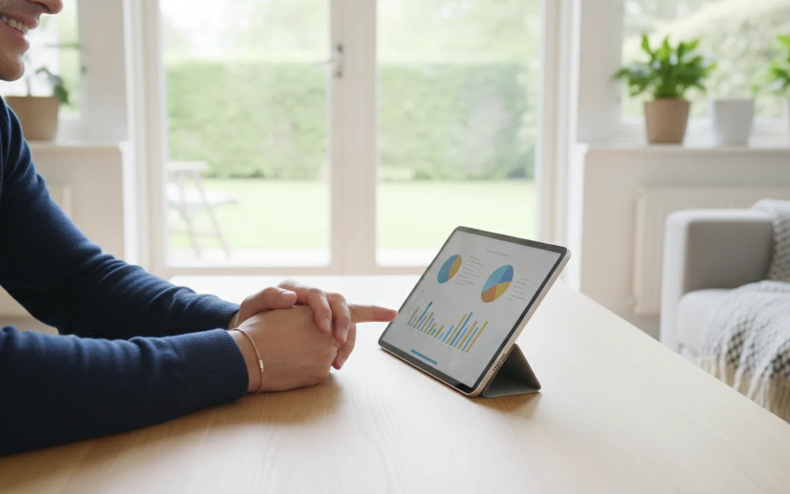 Paar vergleicht Zinsangebote am Tablet: Details