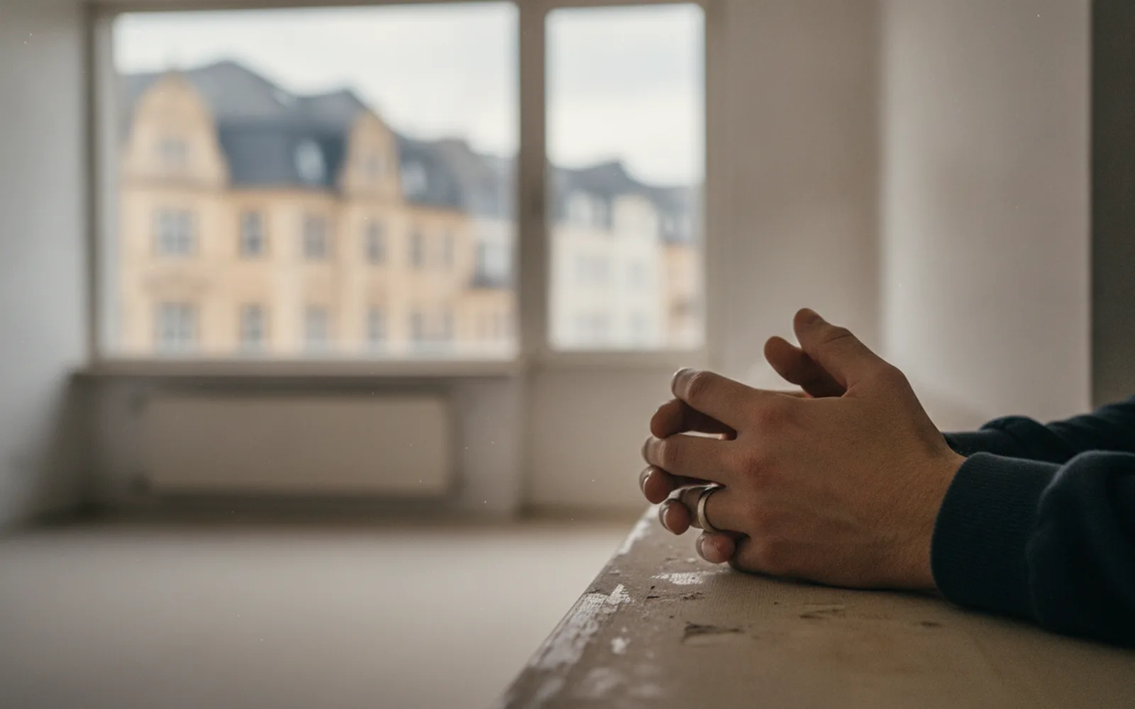 Mann besichtigt eine helle Wohnung: Details