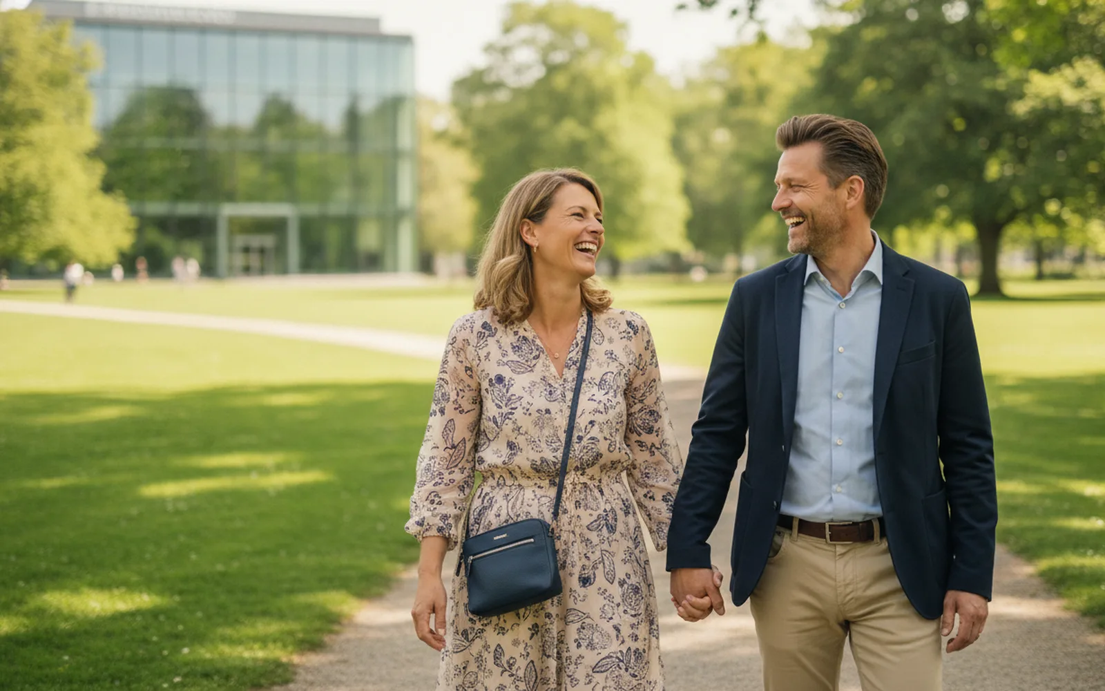 Paar spaziert lachend durch den Park